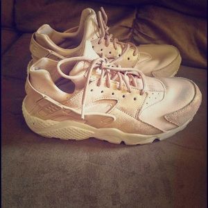 Nike huaraches light pink